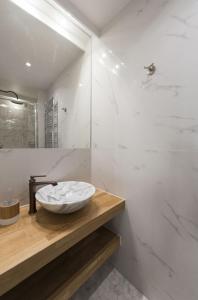 a bathroom with a bowl sink and a mirror at Balthazar in Paris