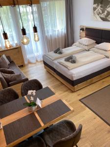 sypialnia z łóżkiem, stołem i krzesłami w obiekcie Apartment Luna incl Summercard Zell am See Kaprun w Kaprunie