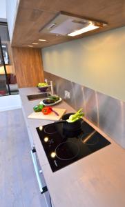 - une cuisine équipée d'une cuisinière avec des casseroles et des poêles dans l'établissement Show Room, à Paris