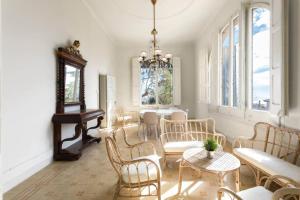 ein Wohnzimmer mit Stühlen, einem Tisch und einem Klavier in der Unterkunft Casa Mariel in Masnou