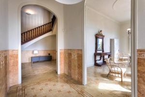 un salon avec un escalier et une table dans l'établissement Casa Mariel, à El Masnou