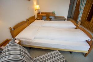 Postel nebo postele na pokoji v ubytování Motel de la Gruyère Restoroute