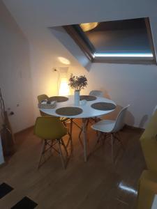 阿爾蘇阿的住宿－El Rincón de Nuri，一间配备有白色桌椅的用餐室
