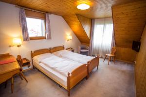 Postel nebo postele na pokoji v ubytování Motel de la Gruyère Restoroute