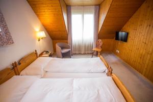 Postel nebo postele na pokoji v ubytování Motel de la Gruyère Restoroute