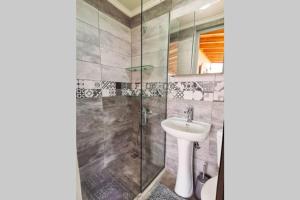 ein Badezimmer mit Waschbecken und Dusche in der Unterkunft The Βeach - Family House in Amaliada + 12 Fotos