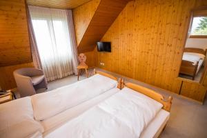 Postel nebo postele na pokoji v ubytování Motel de la Gruyère Restoroute