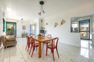 - une cuisine et une salle à manger avec une table et des chaises dans l'établissement Villa Vival by BarbarHouse, à Campomarino