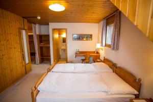 Rúm í herbergi á Motel de la Gruyère Restoroute