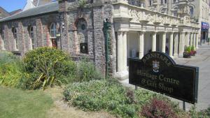 una señal para un centro de salud y una tienda de regalos frente a un edificio en Yeo Dale Hotel, en Barnstaple