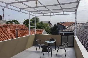 Balkón nebo terasa v ubytování Jatiwangi Syariah Guest House Mitra RedDoorz