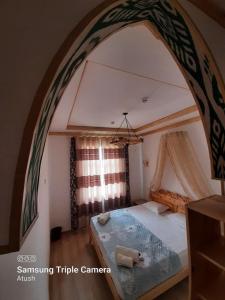 ein Schlafzimmer mit einem großen Bett in einem Zimmer in der Unterkunft NAZIRA Boutique Hotel in Xiva