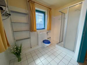Ett badrum på Ferienwohnung #9 Am Neuensiener See - Seedorf