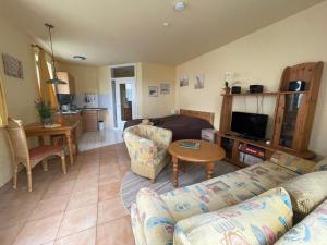 TV a/nebo společenská místnost v ubytování Ferienwohnung #9 Am Neuensiener See - Seedorf