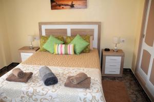 Postel nebo postele na pokoji v ubytování Naufragos Beach Apartment