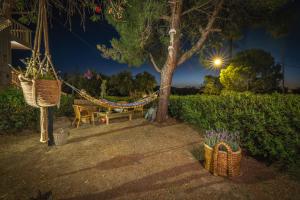 拉加纳斯Eora Studios的晚上，院子里树上挂着一张吊床