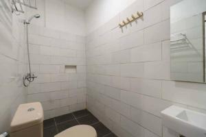 Koupelna v ubytování Jotel Guest House Mitra RedDoorz + 37 fotografií