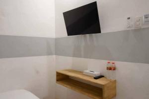 TV a/nebo společenská místnost v ubytování Jotel Guest House Mitra RedDoorz