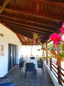 Balkón nebo terasa v ubytování Klisouri Beach Villa