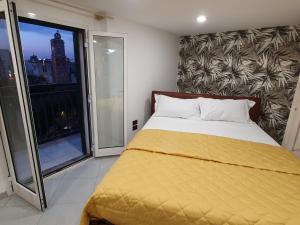 - une chambre avec un lit et une grande fenêtre dans l'établissement Lady Room, à Turi