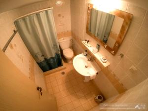 Ett badrum på Kalomoira's Apartments