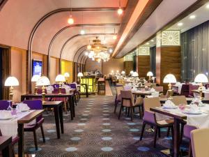 a dining room filled with tables and chairs at Mercure Istanbul Umraniye in Istanbul