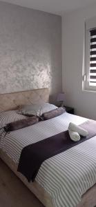 Rúm í herbergi á Apartman SILVER