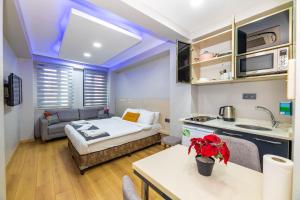 uma pequena sala de estar com um sofá e uma cozinha em Taxim Trend Apart em Istambul