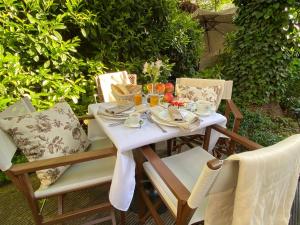 A garden outside BEIGLI Hotel & Garden