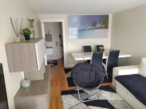 ein Wohnzimmer mit einem Schreibtisch und einem Sofa in der Unterkunft Furadouro Beach Spot in Ovar