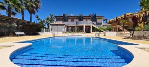 Basen w obiekcie Planta baja con terraza chill out - Primera línea Tres Playas - ALBERT VILLAS lub w pobliżu