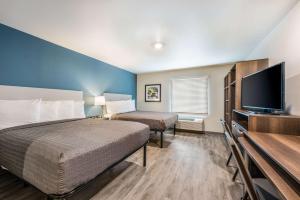Katil atau katil-katil dalam bilik di WoodSpring Suites Linden