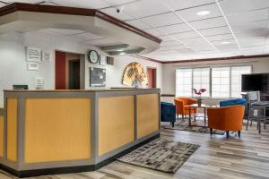 an office lobby with a counter and a table and chairs at Quality Inn Overland Park Kansas City in Overland Park