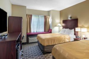 En eller flere senge i et værelse på Quality Inn Overland Park Kansas City
