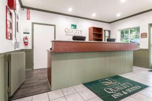 Predvorje ili recepcija u objektu Quality Inn & Suites Bainbridge Island