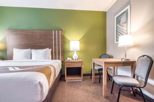 Кровать или кровати в номере Quality Inn & Suites Bainbridge Island