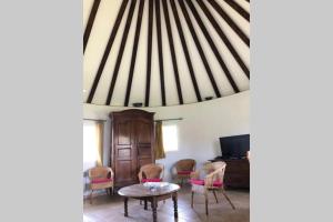 Réf LS 55 : Cabane de Gardian 6 pers في سانت ماري دو لا مير: غرفة معيشة بها طاولة وكراسي