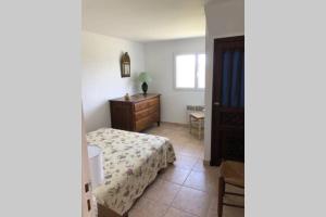 Réf LS 55 : Cabane de Gardian 6 pers في سانت ماري دو لا مير: غرفة نوم بها سرير وطاولة ونافذة