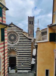 un edificio con una torre de reloj en una ciudad en A ca du Kubla, en Monterosso al Mare
