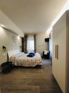 un dormitorio con una cama en una habitación en A ca du Kubla, en Monterosso al Mare