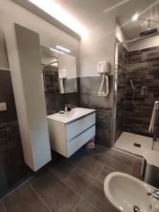 Un baño con lavabo, espejo y bañera. en A ca du Kubla, en Monterosso al Mare