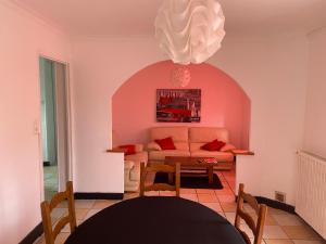 - un salon avec un canapé et une table dans l'établissement Maison vivancos, à Narbonne