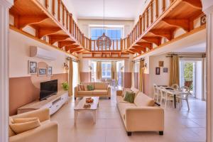 a living room with a couch and a tv at Villa Günbatımı in Kaş