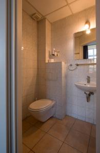 A bathroom at Gästehaus Lisakowski Pension am Brautwiesenpark