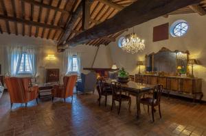 Un restaurante u otro lugar para comer en Antica Magnolia, historical Retreat in Versilia