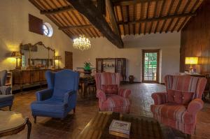 Ruang duduk di Antica Magnolia, historical Retreat in Versilia