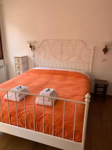 una camera da letto con un letto bianco con due asciugamani di Casa Nini a Venezia