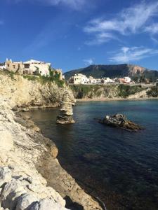 un corpo di acqua con rocce in acqua di Le Lanterne di Terrasini a Terrasini