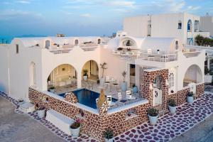 an aerial view of a house with a swimming pool at Merovigliosso in Imerovigli