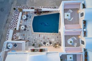 an overhead view of a pool in a resort at Merovigliosso in Imerovigli